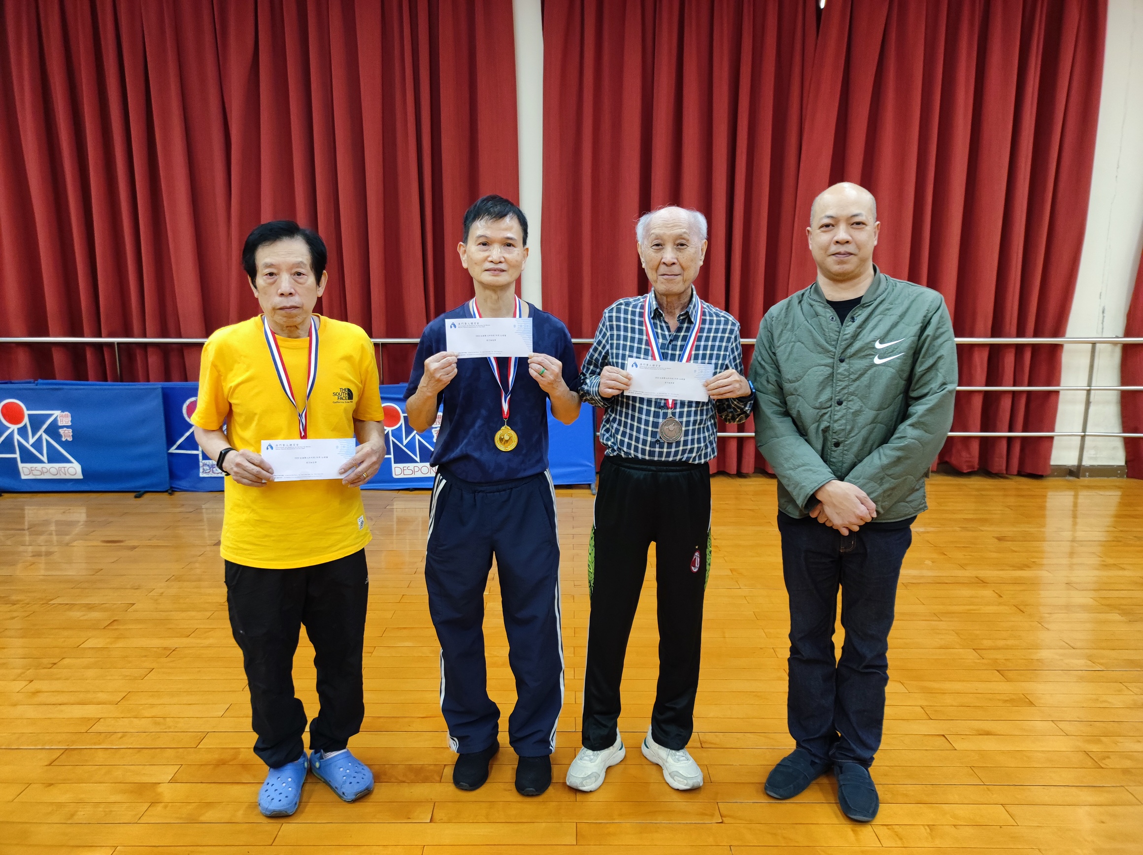 3 理事長區志新頒發男子組獎項.JPG